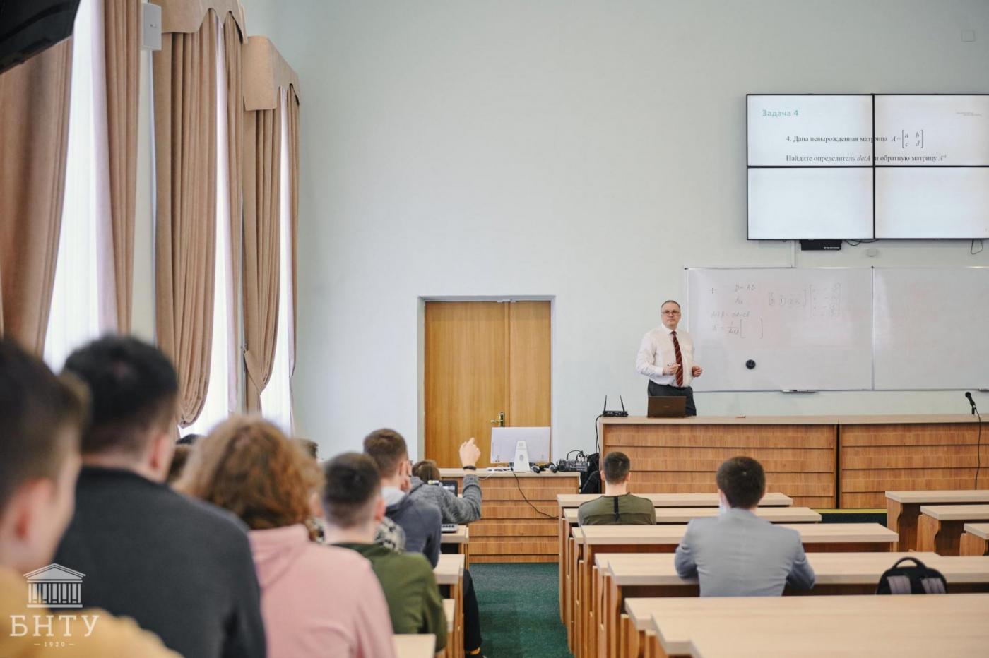 Приглашенный преподаватель Университета Иннополис провел лекцию для студентов ФИТР